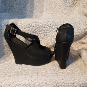 Black wedges
